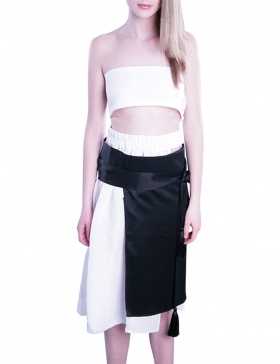 Assymmetric skirt